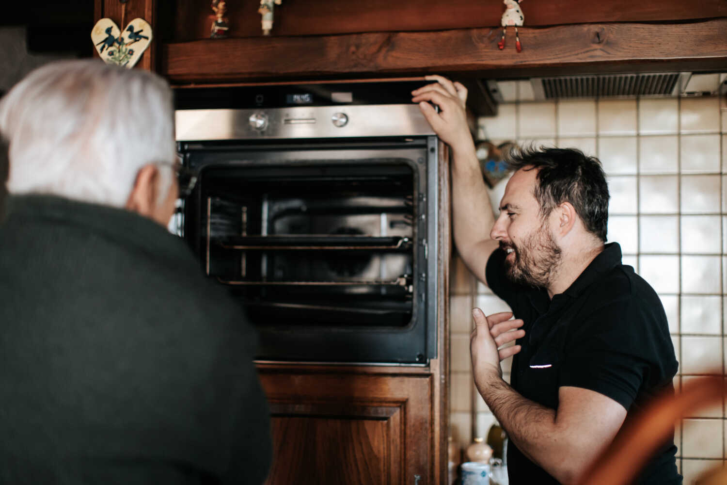 Photo de Julien BOUVIER, entreprise BOUVIER ATES pour le SAV client suite à l'installation d'un gros électroménager