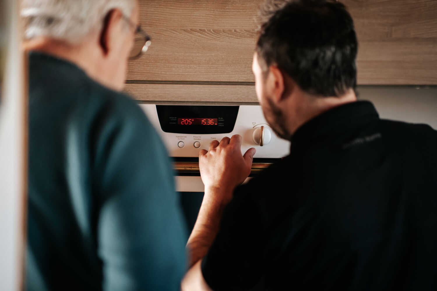 Photo de Julien BOUVIER, en SAV pour le suivi d'une installation de gros électroménager
