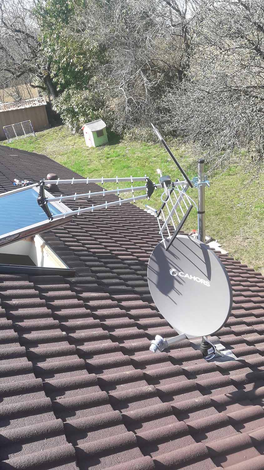 Photo d'une antenne TV installée par l'entreprise BOUVIER ATES